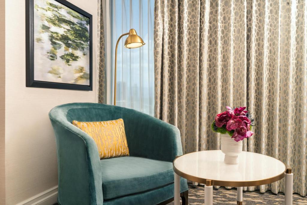 Fauteuil suite Bellagio Las Vegas — intérieur élégant tons bleus