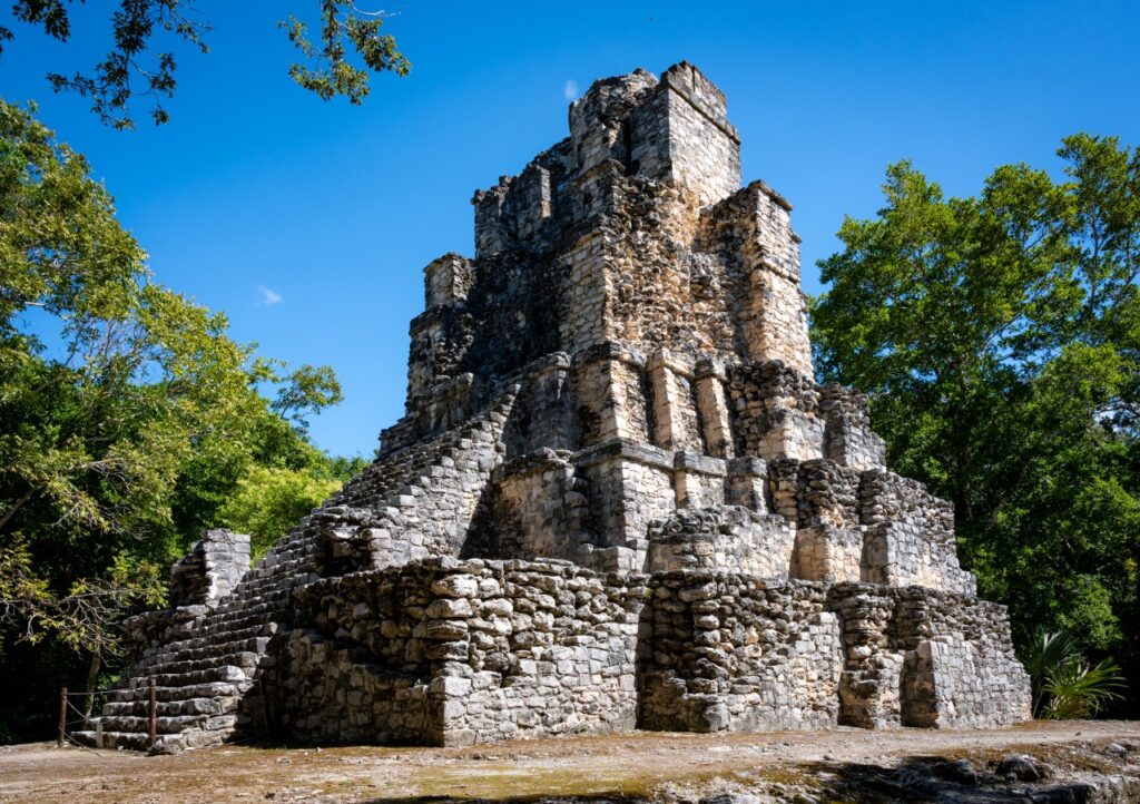 Pyramide maya à Cobá sous le soleil