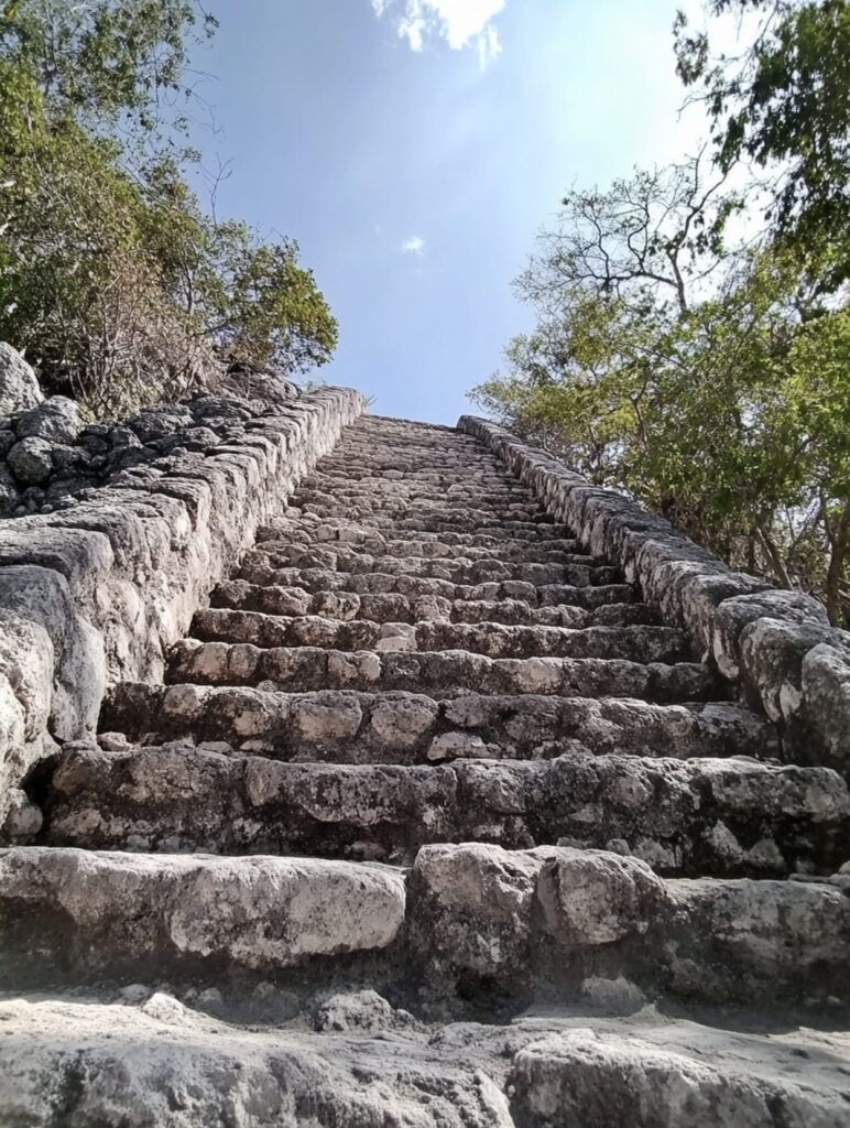 Escalier abrupt de la pyramide maya à Cobá sous le soleil