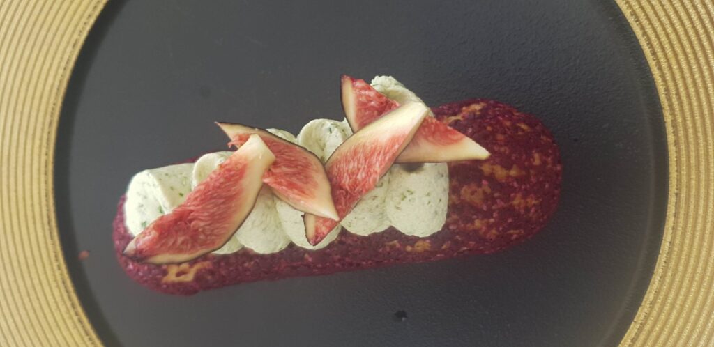 Salle d'un restaurant gastronomique à Paris dressée pour le dîner