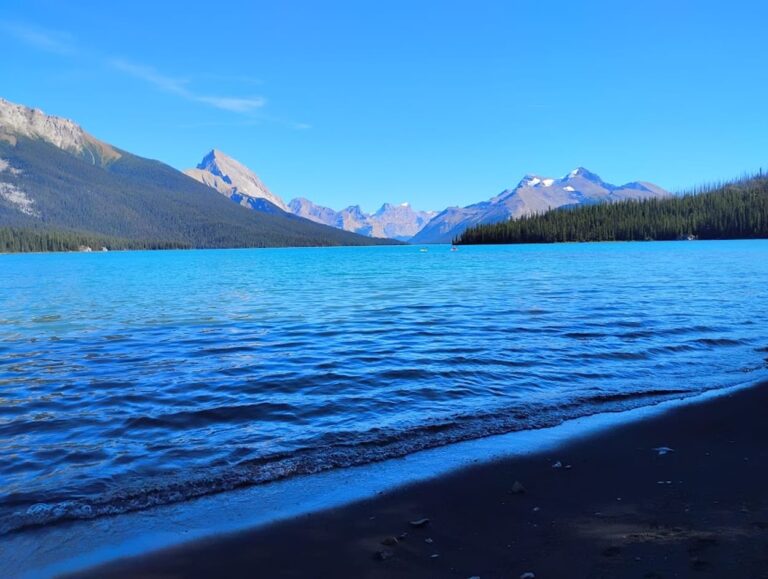 sur les rives du lac maligne