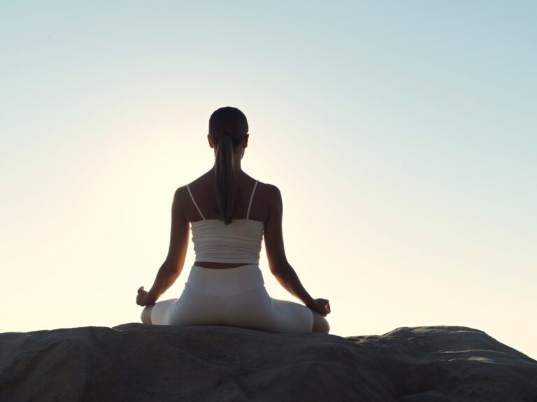 yoga matinal au lever du soleil