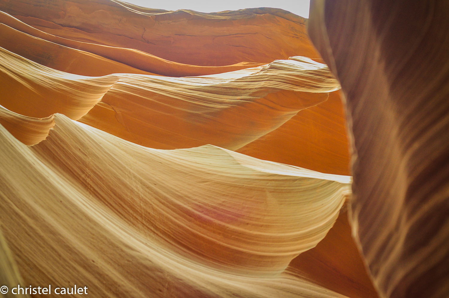 lumière éclatante sur les parois d'Antelope Canyon