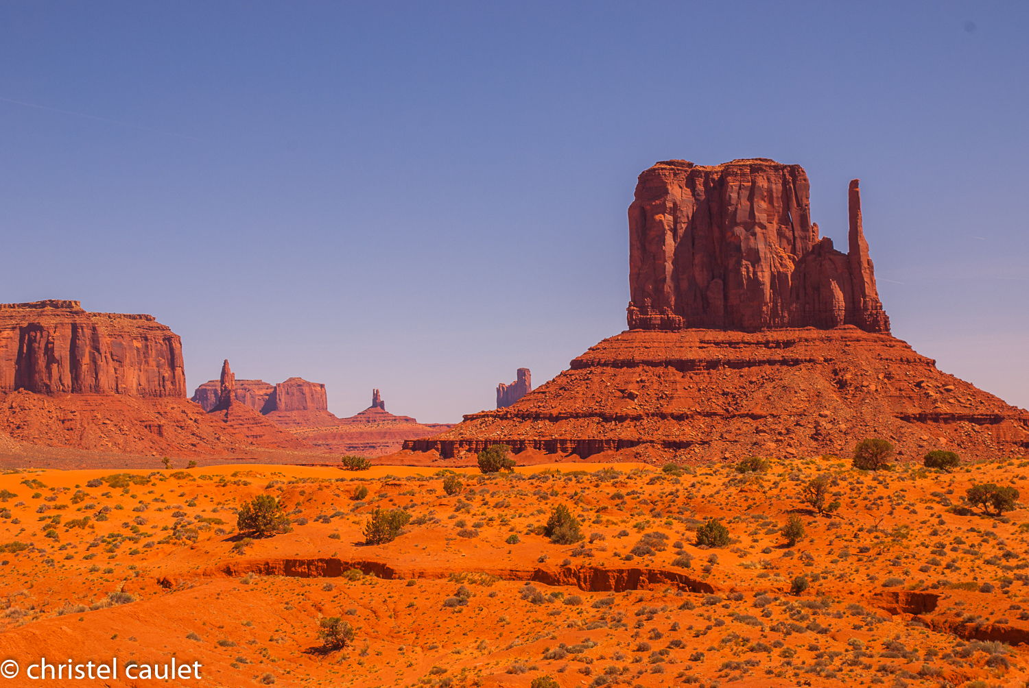 Vue panoramique sur les buttes de Monument Valley depuis la Valley Drive