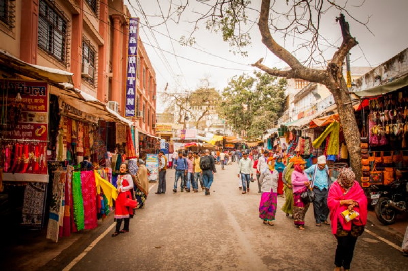 Rues commerçantes et bazars de Pushkar en Inde