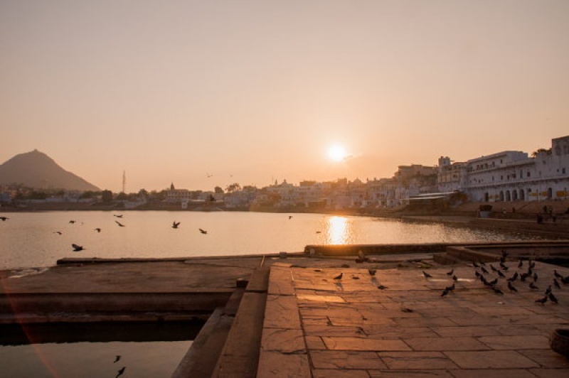 Les ghats de Pushkar au bord du lac sacré en Inde
