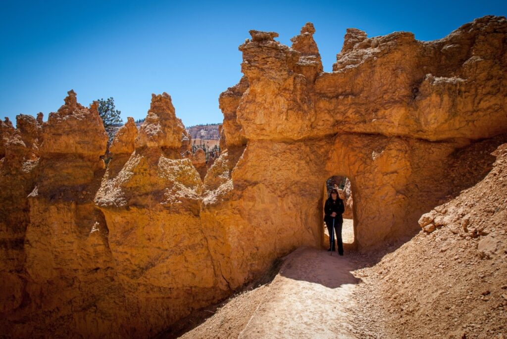Passage entre les parois lors d'une randonnée à Bryce Canyon