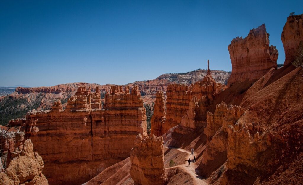 Sentier qui descend au fond de l'amphithéâtre de Bryce Canyon