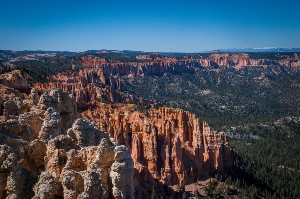 Panorama de l'ouest américain depuis un belvédère de Bryce Canyon