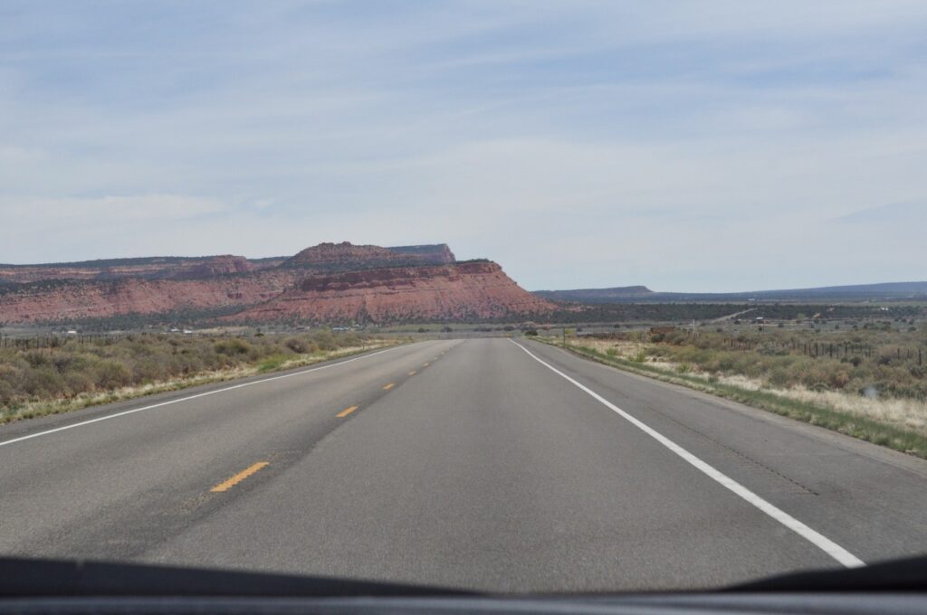 Route vers Lake Powell dans l'Ouest américain