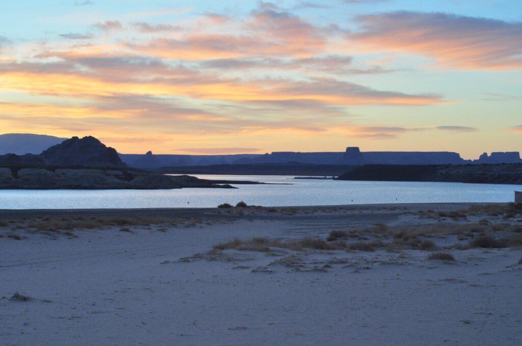 Lever de soleil sur Lake Powell en Arizona