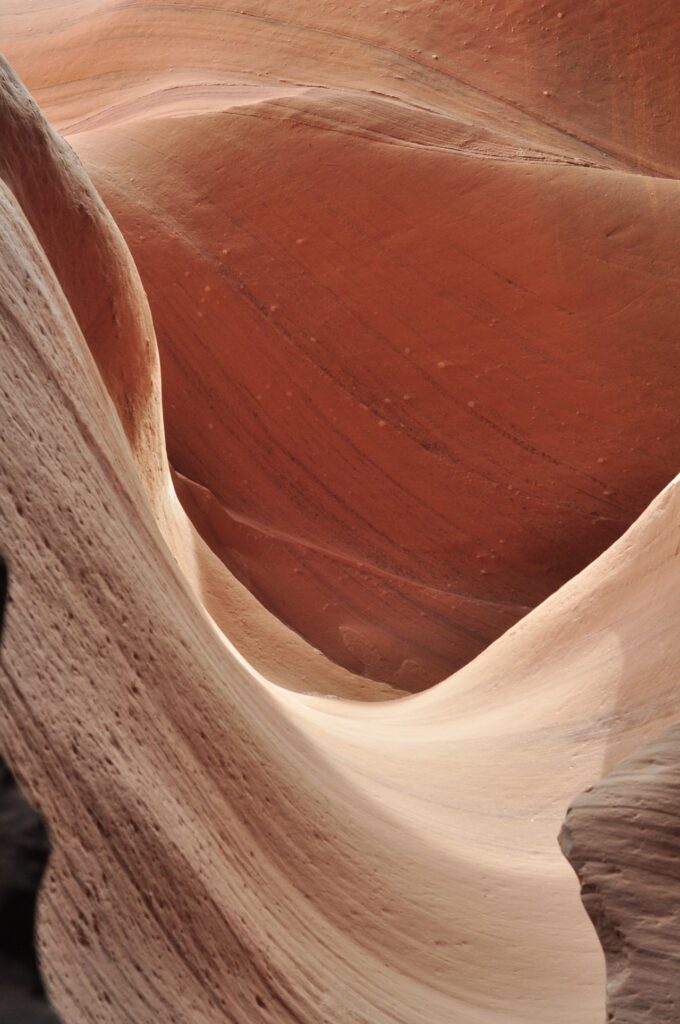 roche orangée d'Antelope Canyon aux reflets changeants