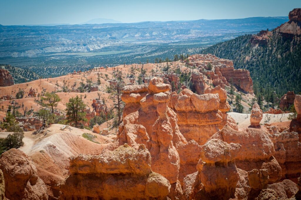 Lever de soleil sur les hoodoos lors d'une visite de Bryce Canyon