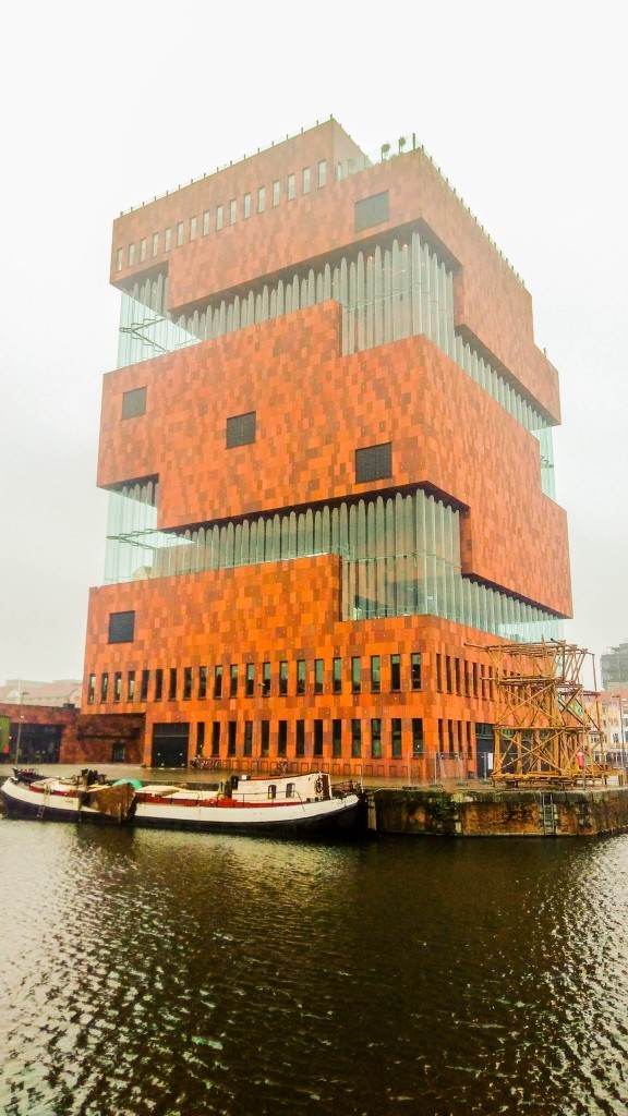 Le MAS vu de la zone portuaire — architecture et vertige garantis