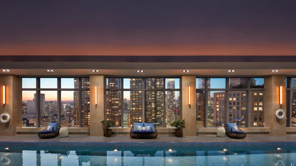 Piscine intérieure Mandarin Oriental New York avec vue Manhattan