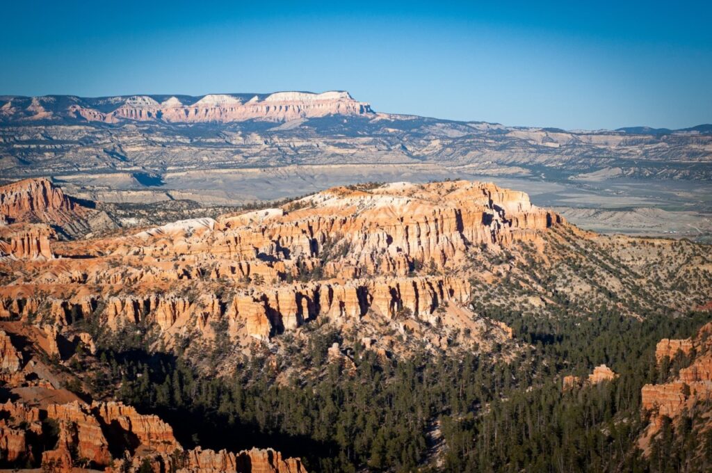 Vue grand angle sur les hoodoos pour visiter Bryce Canyon