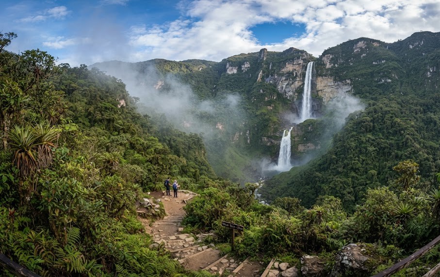 Chutes de Gocta au Pérou, cascade de 771 mètres tombant dans une gorge de jungle verte
