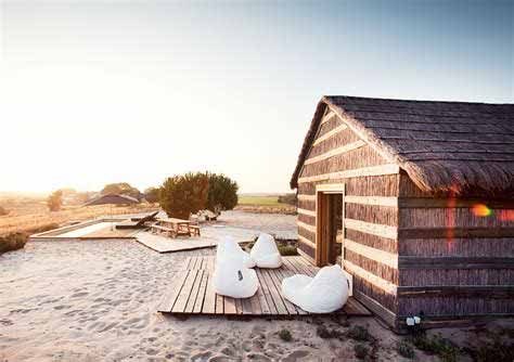 Maison de Casas Na Areia à Comporta, sol de sable et toit de chaume