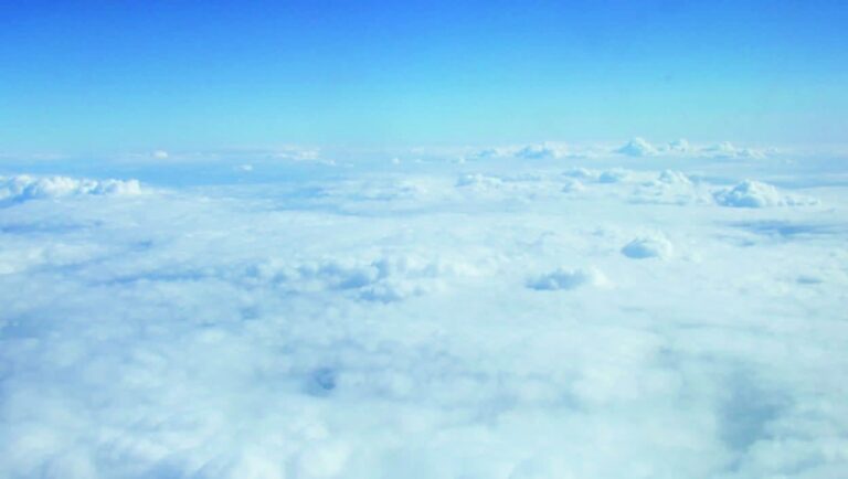 Hublot d'avion ouvert sur les nuages