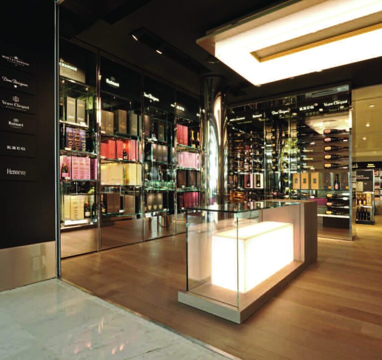 Intérieur de la boutique Moët Hennessy à l'aéroport Paris-Charles de Gaulle