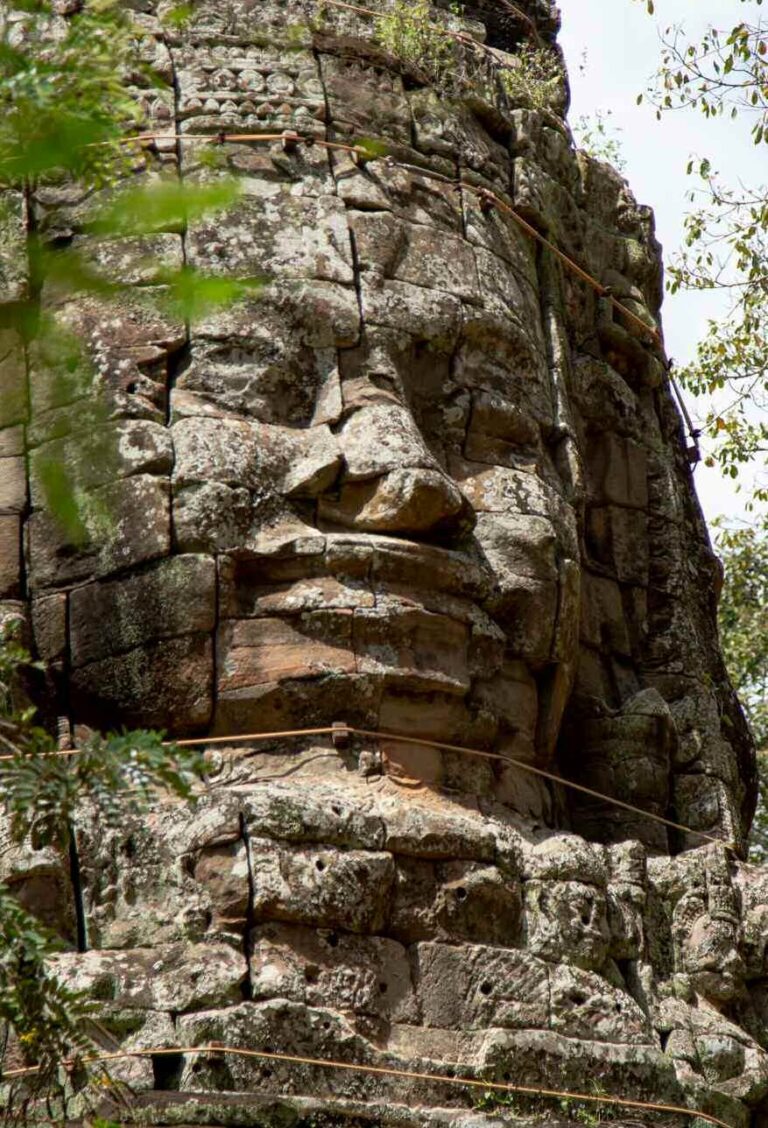 Temple khmer émergeant de la jungle cambodgienne