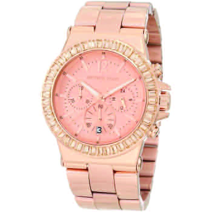 Montres de créateurs présentées sur fond blanc