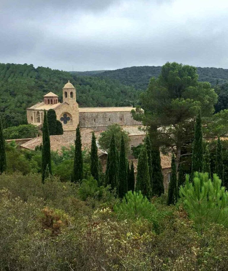 Cloître d'une abbaye cistercienne du Gers au petit matin
