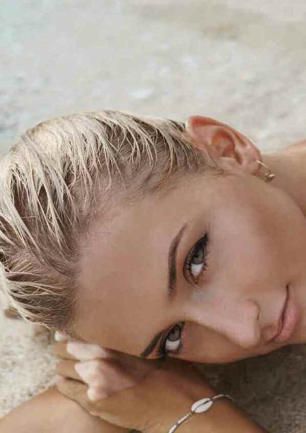 Caisson de flottaison éclairé dans la pénombre d'un spa