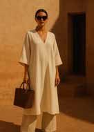 Caftan fluide et lunettes noires oversized, vestiaire nomade de l'été
