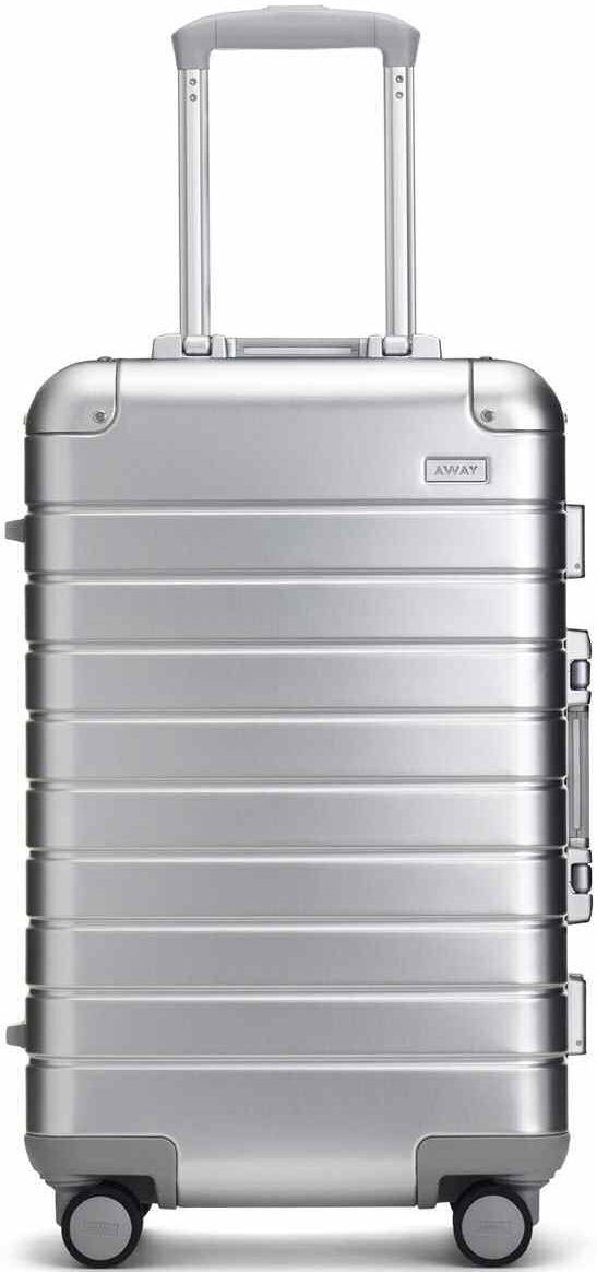 Valise en aluminium posée à côté d'un sac de cabine