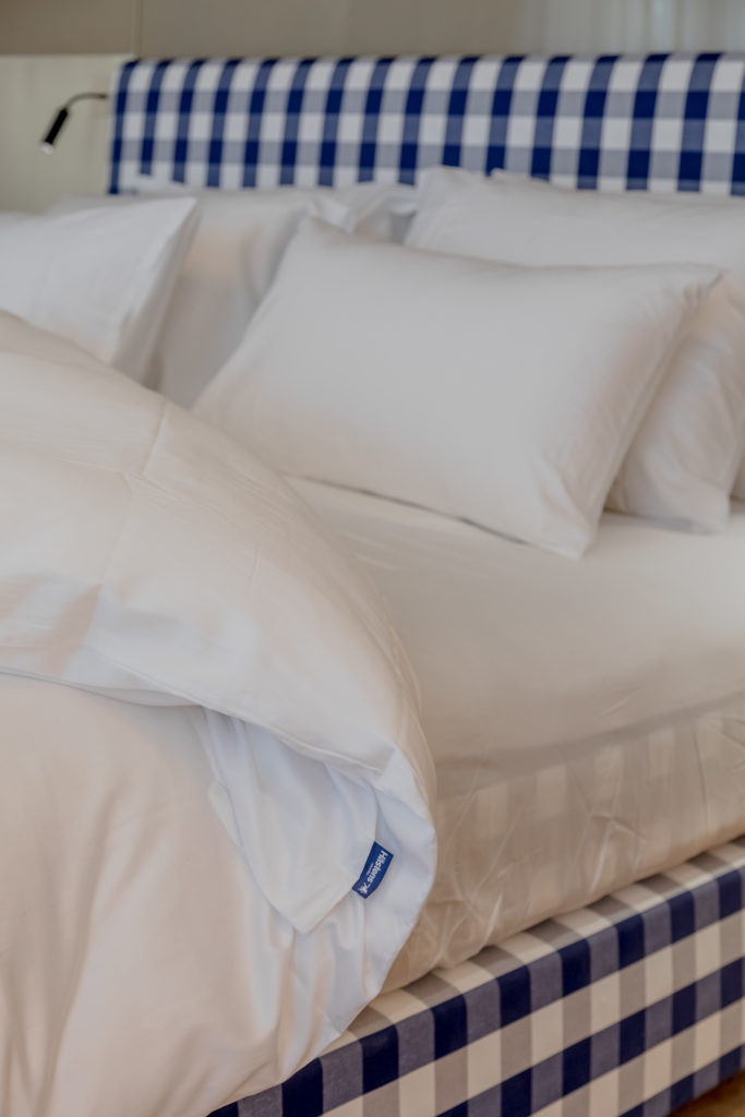 Le lit devient la pièce maîtresse du séjour. La maison Hästens met son savoir-faire en matière de literie haut de gamme au service d’une expérience entièrement consacrée au confort nocturne.