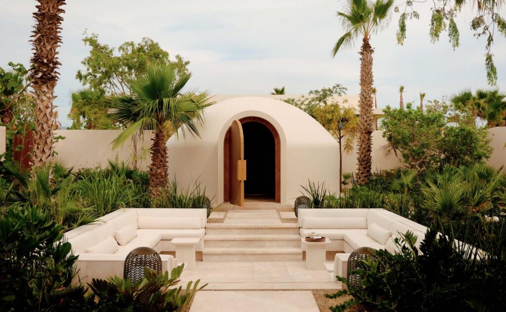 Avec seulement 18 casitas de 82 m², Amanvari mise sur l’intimité, les matériaux naturels et une architecture ouverte sur le paysage. © Aman