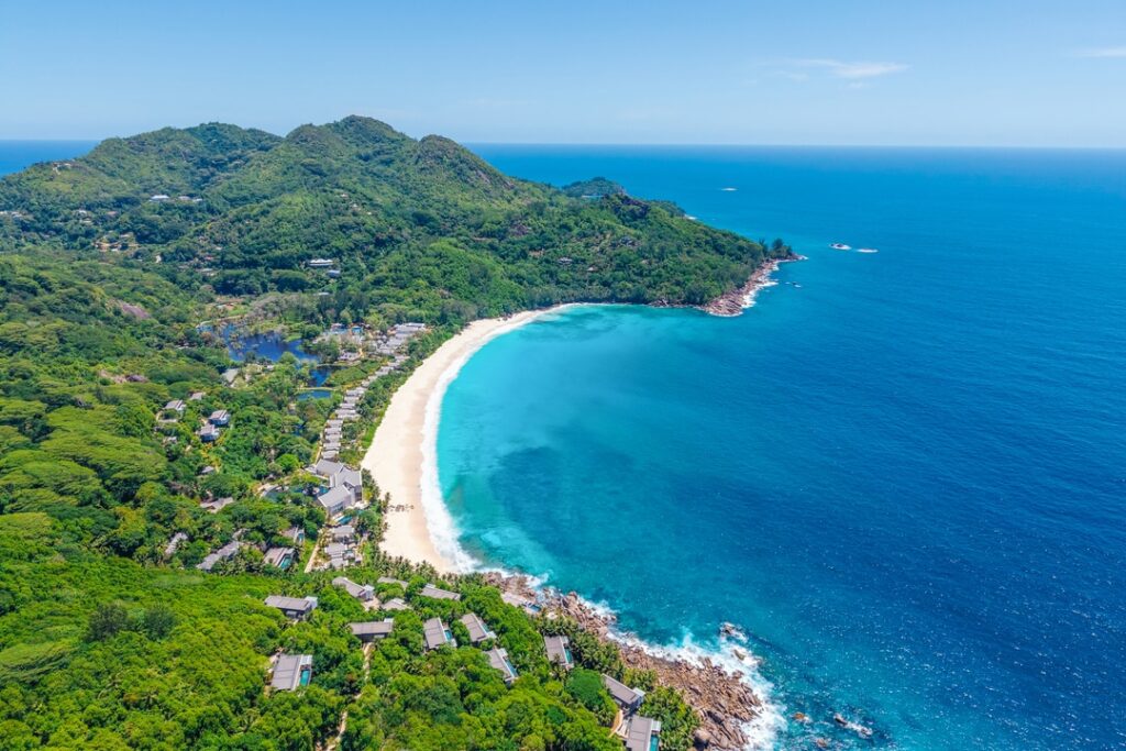 Lovée au creux d'un écrin de verdure sauvage, la Maison s'étire secrètement le long des flots turquoise de l'Anse Intendance.