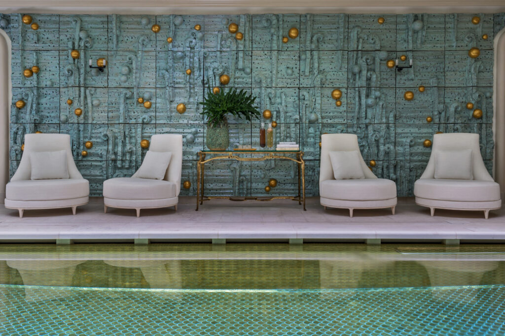 Au cœur de l'Hôtel de Crillon, A Rosewood Hotel, la piscine de Sense, A Rosewood Spa offre une parenthèse de calme et de lumière. Une invitation à découvrir Paris côté bien-être, loin du tumulte de la place de la Concorde.