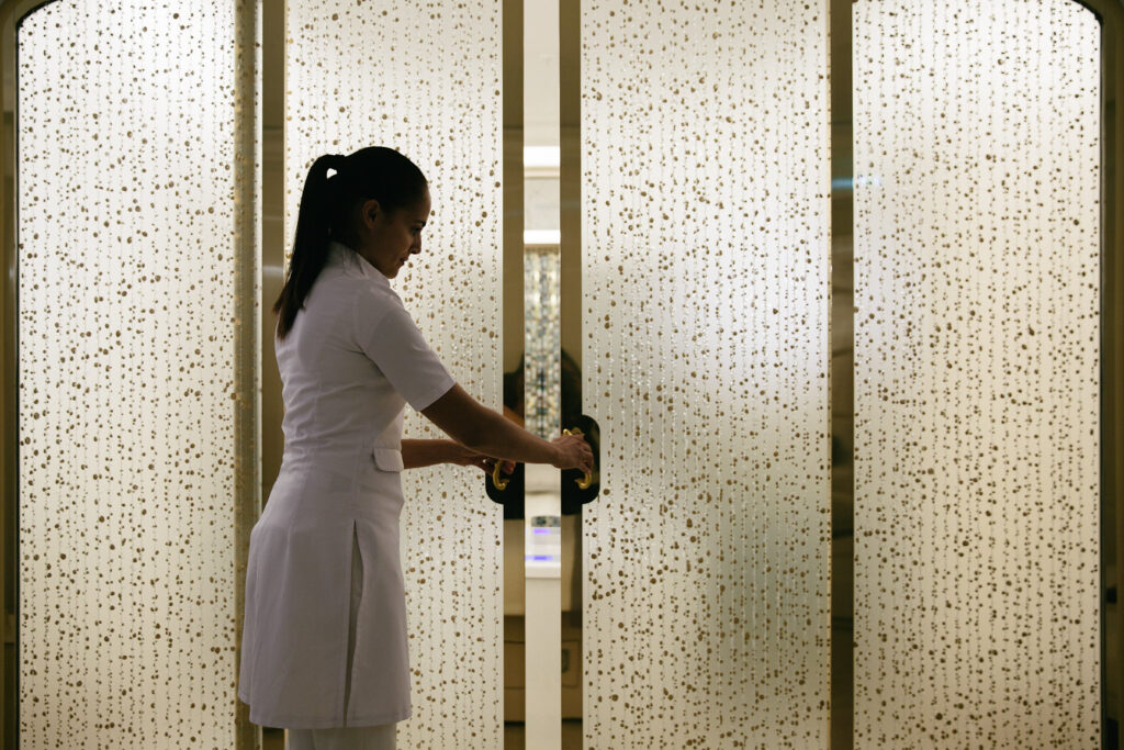 Récompensé en 2018 par les World Spa Awards, Sense, A Rosewood Spa associe soins haut de gamme, expertise beauté et expériences de relaxation dans le cadre raffiné d'un palace parisien emblématique.