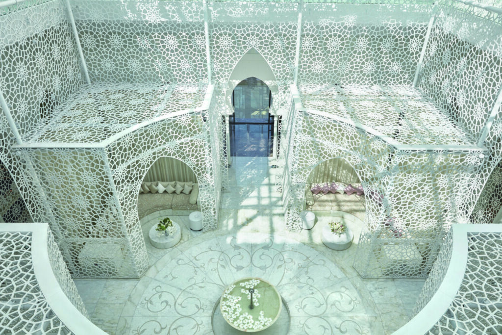 Déployé sur 2 500 m² avec son entrée privée à travers le jardin des agrumes, le Spa du Royal Mansour Marrakech s'impose comme un édifice de bien-être à part entière.
