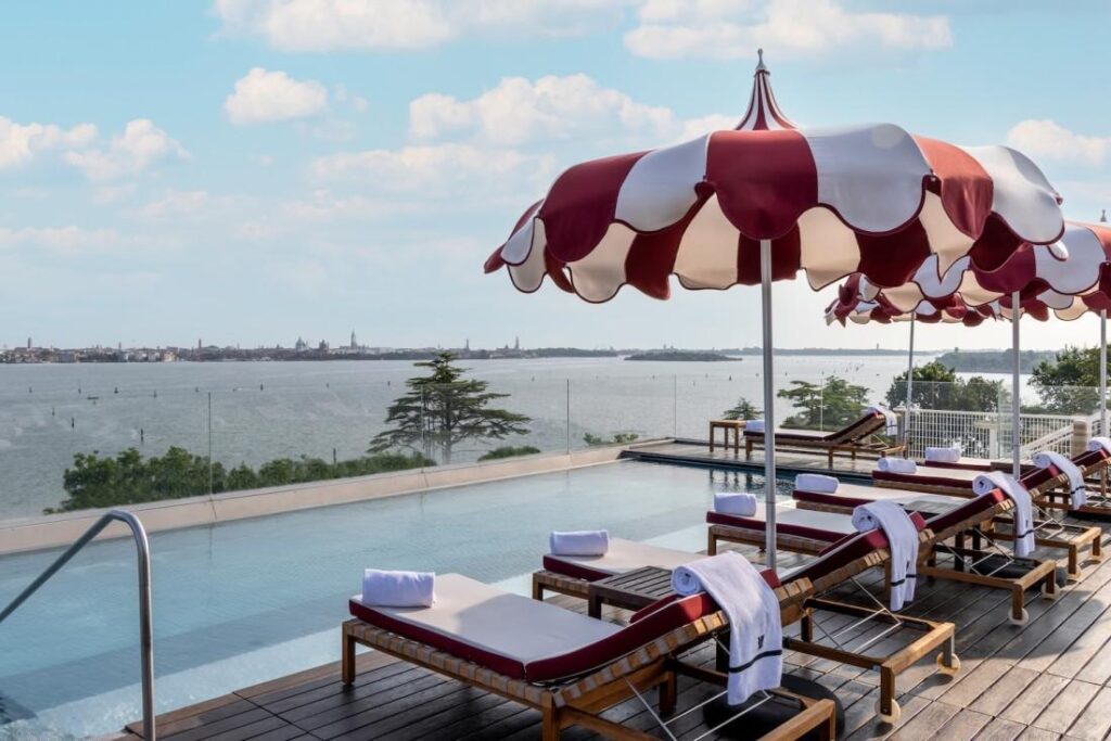 Depuis la piscine à débordement du rooftop, le JW Marriott Venice Resort & Spa offre un panorama sur la lagune et les silhouettes de Venise. © DR