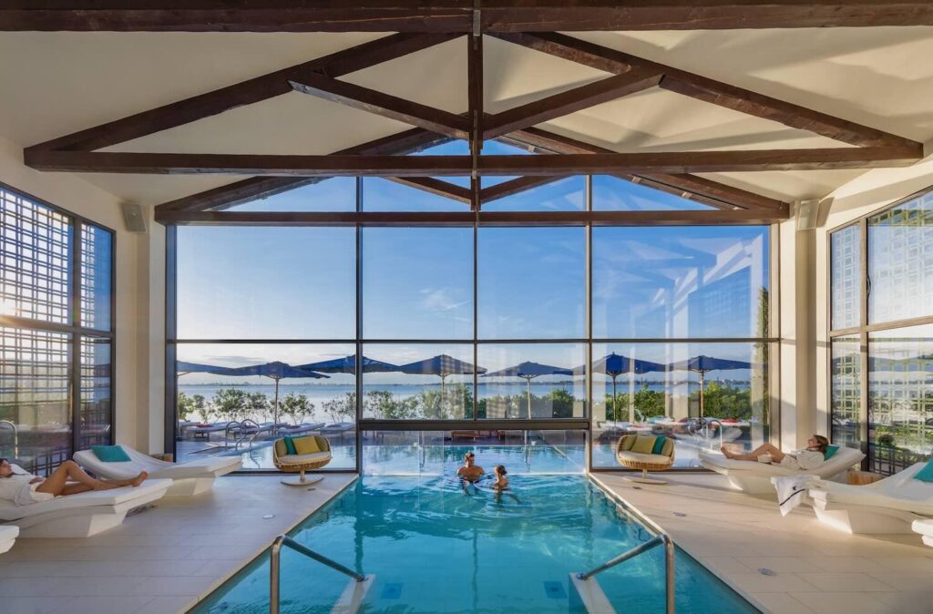 Le spa de 1 750 m² associe cabines de soins, sauna, hammam et piscine intérieure Vitality pour une parenthèse bien-être dans la lagune. © DR