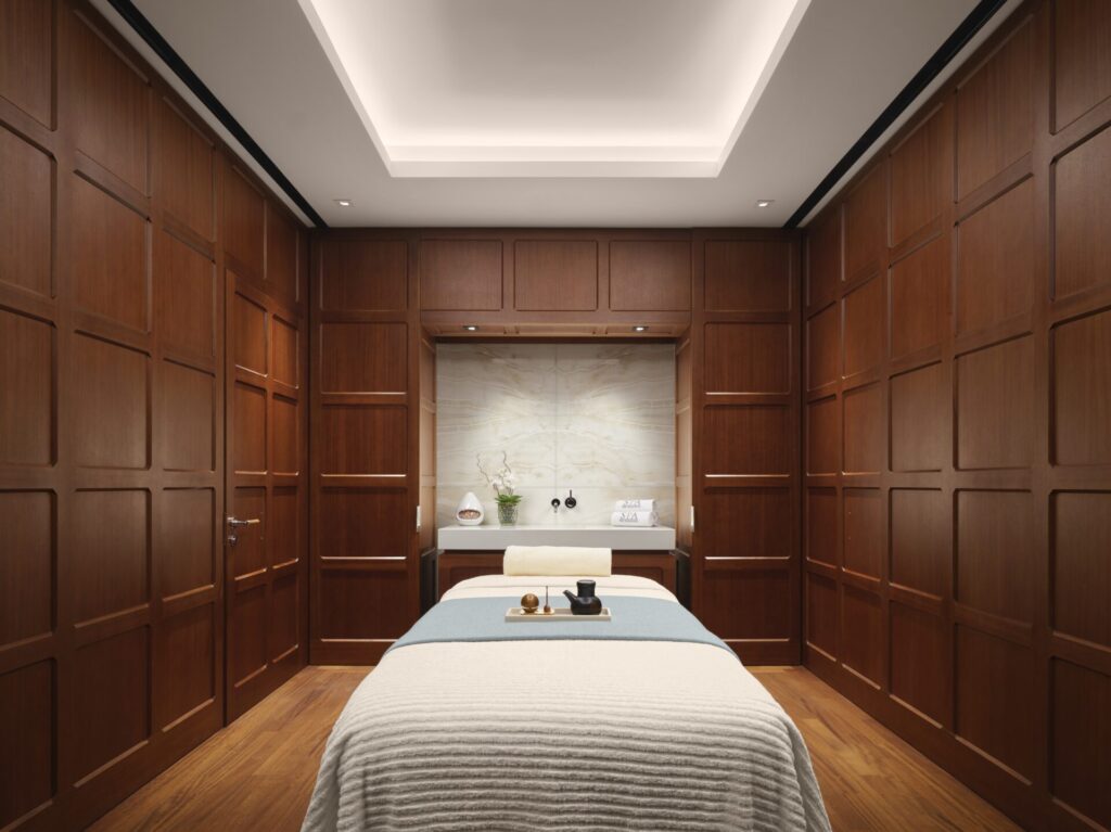 Boiseries raffinées, lumière douce et atmosphère intimiste : les salles de soins du Peninsula London accueillent des rituels beauté et bien-être personnalisés, avec notamment les marques Margy's Monte Carlo et Subtle Energies.