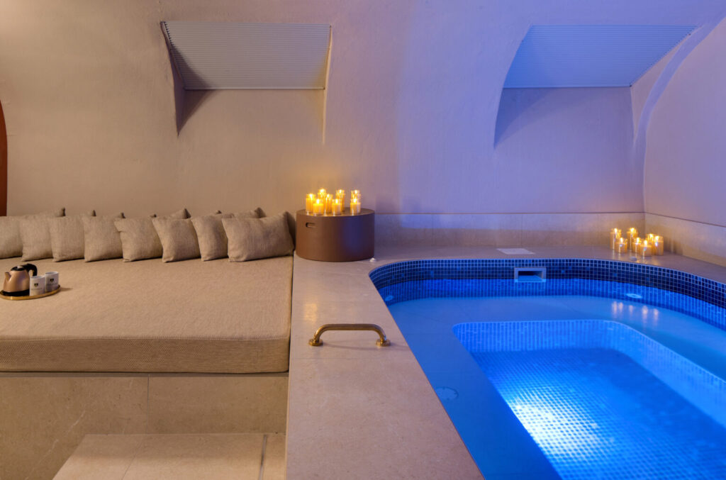 Un espace aquatique intimiste et contemporain, conçu comme un sanctuaire secret pour se détendre en toute quiétude.