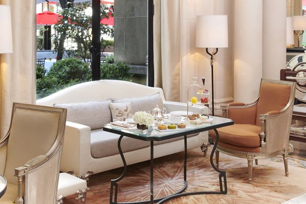 Le goûter d’Angelo Musa au Plaza Athénée : douze douceurs et un brin de nostalgie