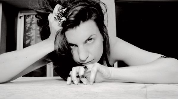 Portrait en noir et blanc d'une femme portant des bijoux aux doigts