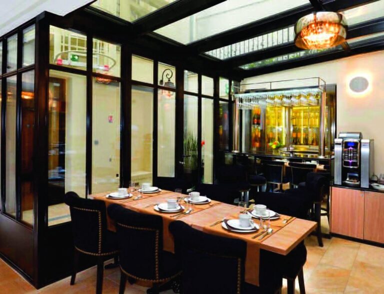 Salle du petit-déjeuner sous verrière du Best Western Plus Le 18, à Paris