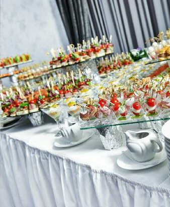 Table dressée pour un déjeuner d'affaires