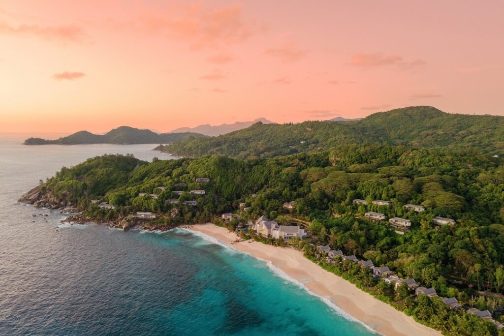 Caché le long d'un ruban de sable immaculé à l'Anse Intendance, le domaine se fond avec élégance dans la jungle luxuriante de Mahé.