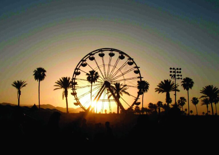 Grande roue du festival Coachella au coucher du soleil, entre les palmiers