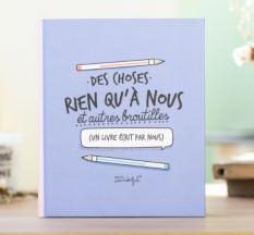 Carnet à remplir à deux, posé sur une table