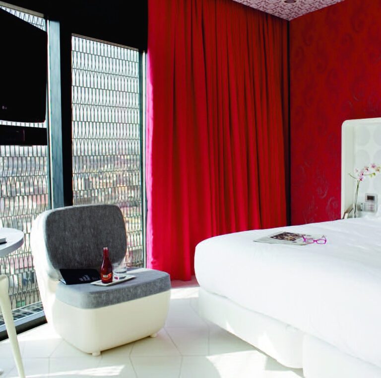 Chambre d'hôtel aux rideaux rouges et aux grandes baies vitrées