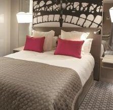 Chambre d'hôtel parisienne à la décoration cocooning