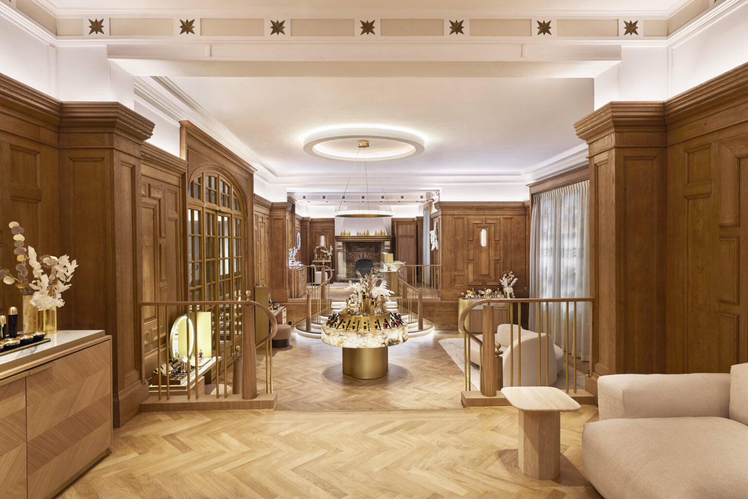Entre boiseries claires et teintes champagne, le nouveau spa Guerlain de 1 115 m² fusionne avec les codes historiques et l'élégance intemporelle de l'Hôtel Barrière Le Normandy.